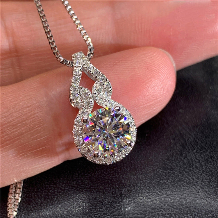 Éclat halo solitaire pendant held in hand